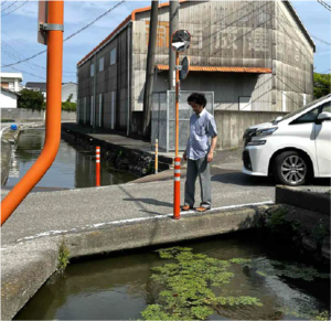 ※汚泥が堆積して水がパンパンになっています。 この場所（大津町吉永）は直ぐに冠水して、用水 路と道路の境目が分からなくなり、車がしばしば 用水路に落ち込む危険な場所です。下手をしたら 人命に関わります。鳴門市内にはこのような箇所 が少なくありません。